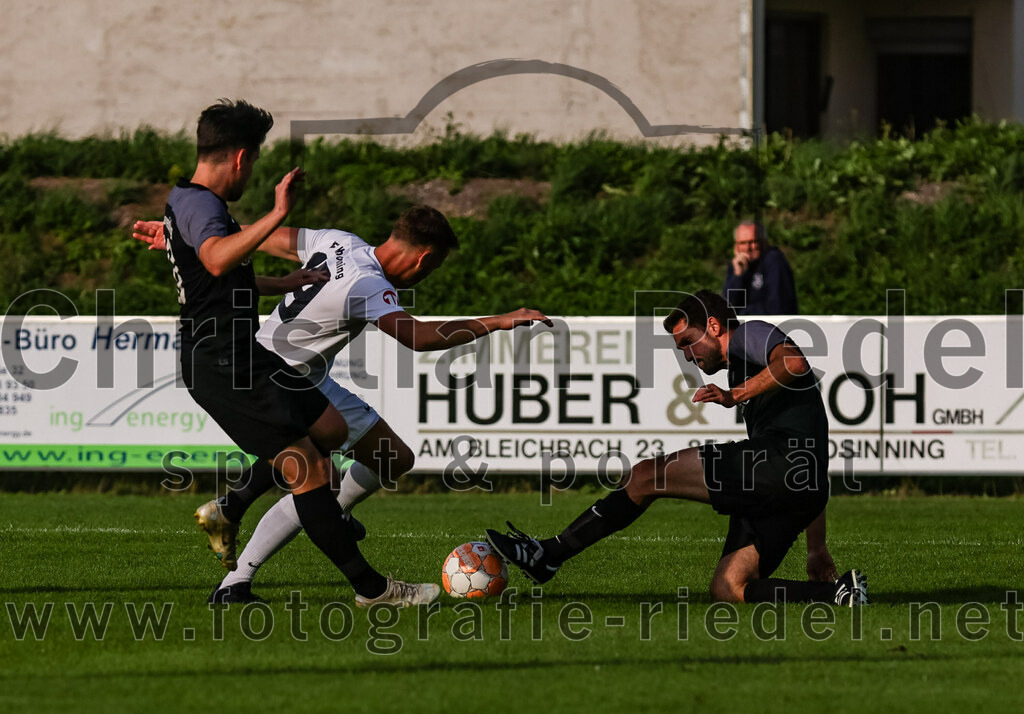 2023-08-08_020_FC_Moosinning_gegen_FC_Langengeisling | Moosinning, Deutschland, 08.08.2023:
Fußball, Bezirksliga Oberbayern Ost 2023 / 2024, 3. Spieltag, FC Moosinning gegen FC Langengeisling, Endergebnis: 0:4

Maximilian Maier (FC Langengeisling, #10), Thomas Auerweck (FC Moosinning, #19), Lucas Seeholzer (FC Langengeisling, #2)

Foto: Christian Riedel / fotografie-riedel.net