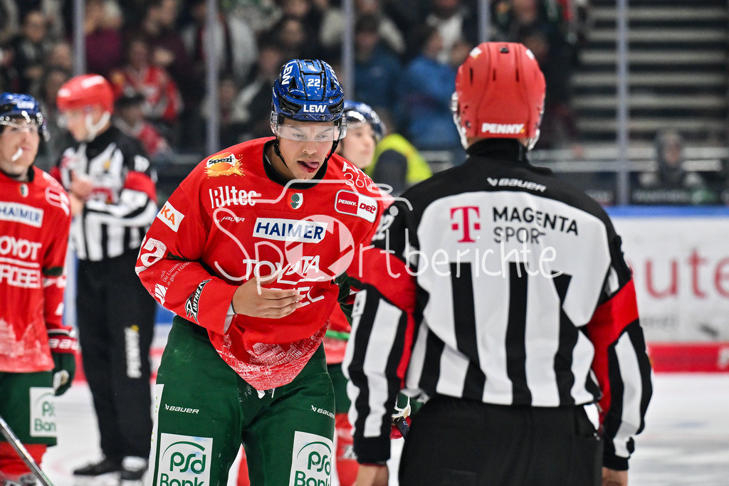Augsburger Panther - Kölner Haie | der vom Puck getroffene Madison BOWEY (Augsburger Panther 22) fährt blutend vom Eis / Blut / Verletzung / Verletzt / DEL: Augsburger Panther - Kölner Haie; Curt Frenzel Stadion am 26.09.2025