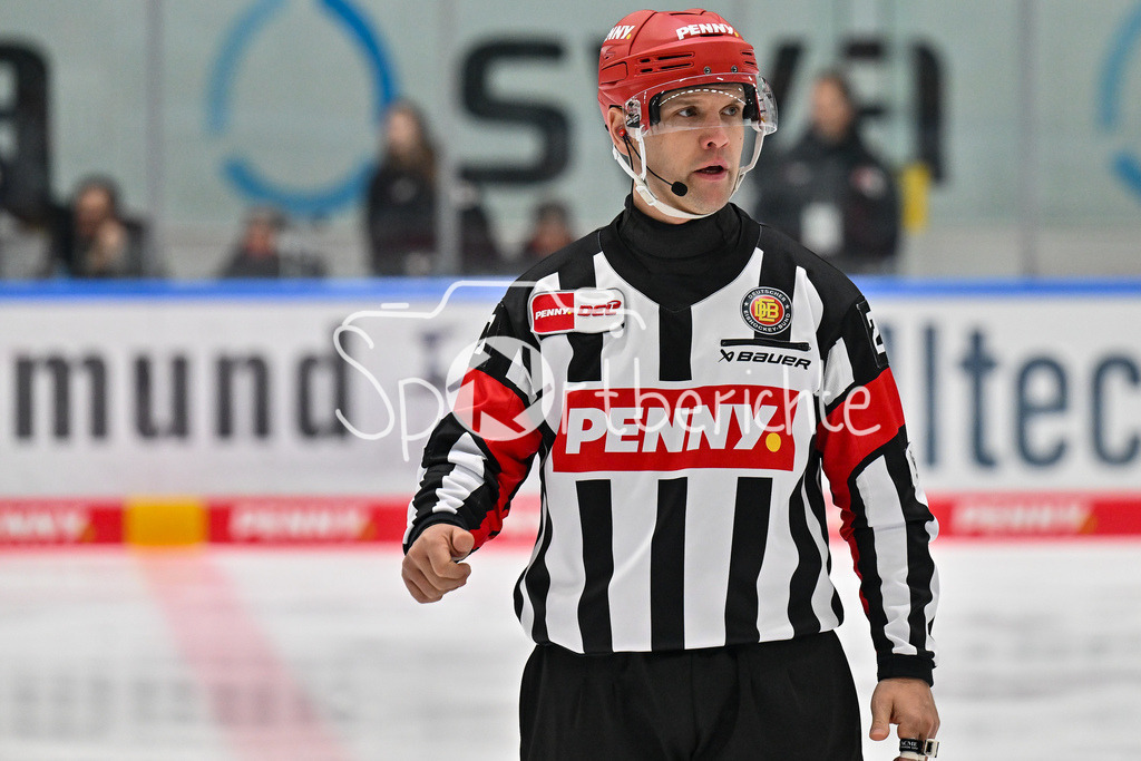 Augsburger Panther - Straubing Tigers | Im Bild Hauptschiedsrichter Bastian STEINGROSS / Freisteller / Einzelfoto / DEL: Augsburger Panther - Straubing Tigers, Curt Frenzel Stadion am 29.11.2024