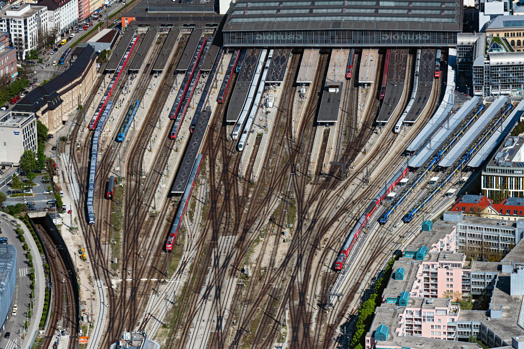 dr__0095880.jpg | MüNCHEN 28.04.2022 Blick von Westen auf Gleisverlauf von der Hackerbrücke bis zum Gebäude des Hauptbahnhofes der Deutschen Bahn in München im Bundesland Bayern. // View from the west to track from the hacker bridge to the building of the main station of the Deutsche Bahn in Munich in the state Bavaria. Foto: Daniel Reiter