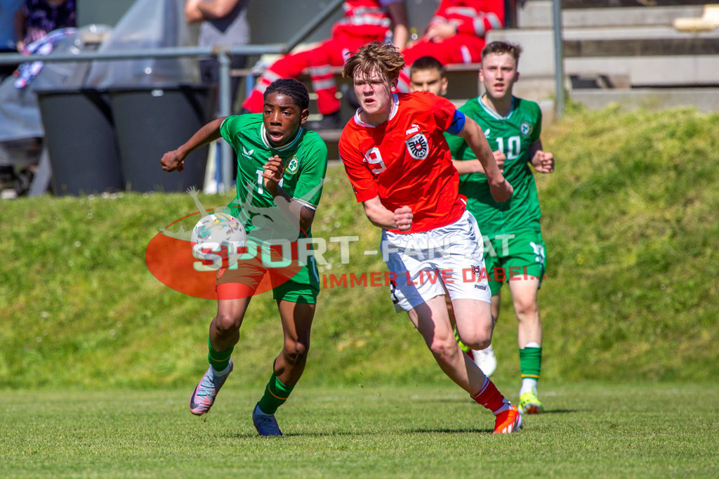 Fußball Halbfinale | Desmond Armstrong (U15 Irland #13) Luca Weinhandl (U15 Österreich #19) Richard Ferizaj (U15 Irland #10) Fußball Halbfinale, Irland U15 - Österreich U15 am 29.04.2024 in Arnoldstein (Sportplatz), Austria, (Photo by Ernst Krawagner sport-fan.at) - Realisiert mit Pictrs.com