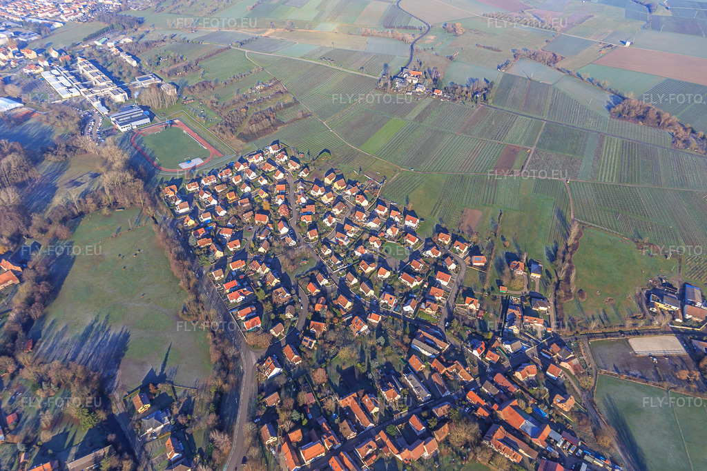 Vue aérienne: Vue de la ville depuis le sud-est à le quartier Altenstadt in Wissembourg dans le département Bas Rhin, France – .Photo: IMG_124089.jpg prise le 11/01/2021 par Werner Riehm/FLY-FOTO.eu – Résolution de l'original: 5472 x 3648 px