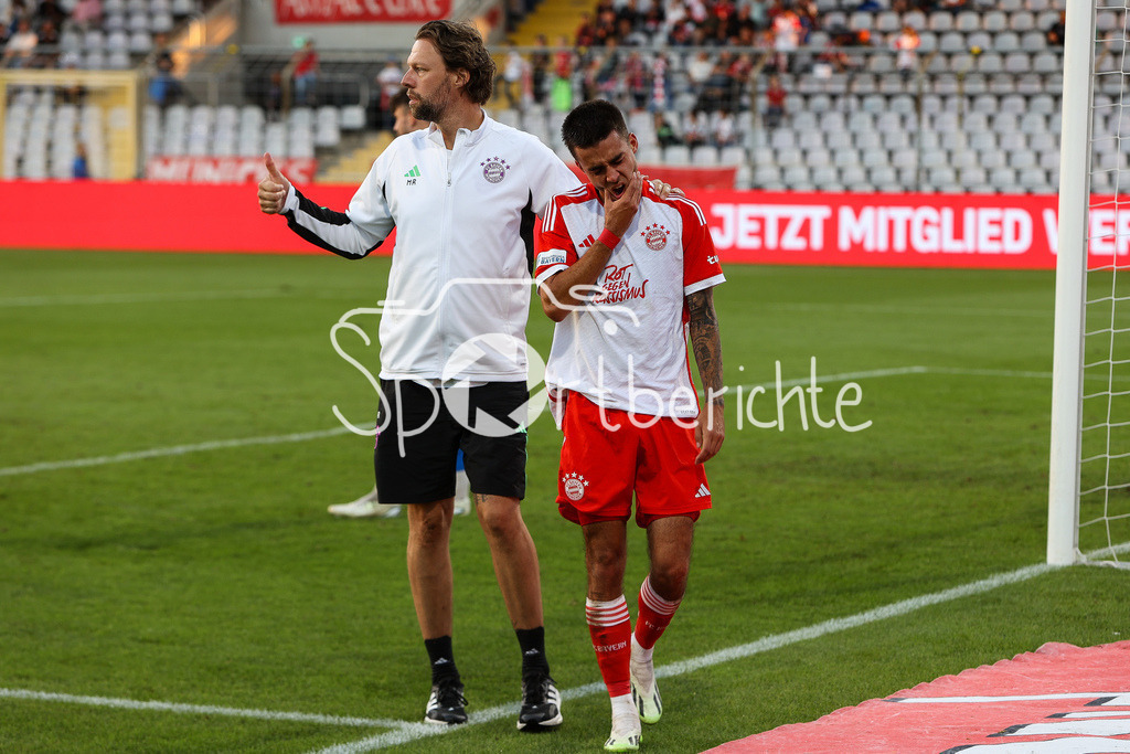 FC Bayern Amateure - FC Memmingen | Nach dem Foul von Dominik DEWEIN (FCM #12) liegt der verletzte Lucas Fernando COPADO SCHROBENHAUSER am Boden und muss behandelt werden