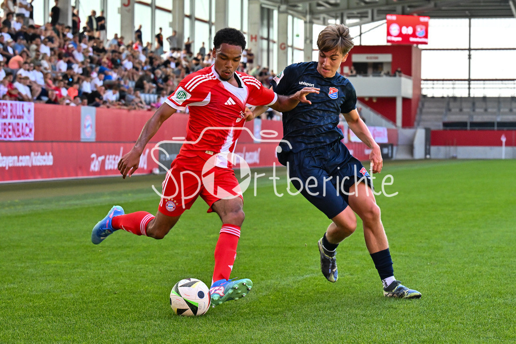 FC Bayern München U19 - SpVgg Unterhaching U19 | im Duell Chivano WIJKS (FCB #2) und Gabriel FREIMUTH (Haching 14) / Zweikampf / U19 DFB-Nachwuchsliga: FC Bayern München U19 - SpVgg Unterhaching U19; FC Bayern Campus am 10.08.2025