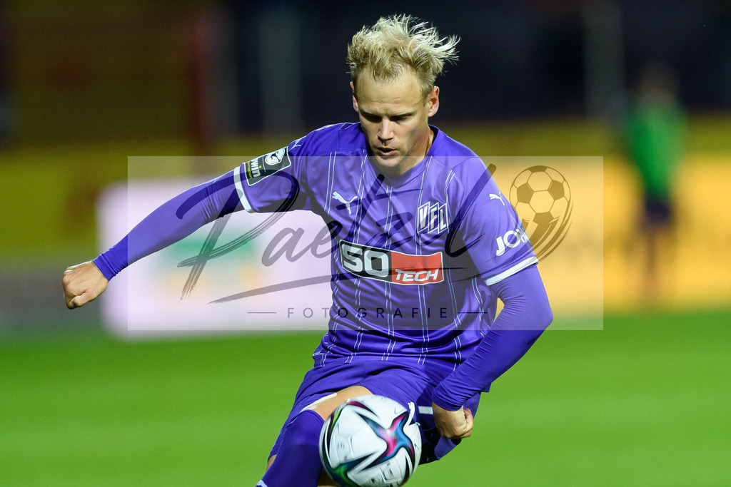 OSNVKO2021090620210906_216 | Fussball, Herren: Soeren Bertram (VfL Osnabrueck) in Aktion, am Ball, Einzelaktion beim Spiel der 3. Liga zwischen VfL Osnabrueck und FC Viktoria Koeln im Stadion an der Bremer Bruecke am 06.09.2021 in Osnabrueck, Deutschland.DFB / DFL REGULATIONS PROHIBIT ANY USE OF PHOTOGRAPHS AS IMAGE SEQUENCES AND/OR QUASI-VIDEO. - Realisiert mit Pictrs.com