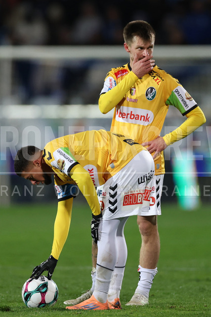TSV Egger Glas Hartberg vs SV Oberbank Ried – Austrian Bundesliga Match | The image shows Yusuf Maart (Ried) and Philipp Pomer (Ried) prepare for a free kick, at the Bundesliga match TSV Hartberg vs SV Ried at Profertil Arena Hartberg. 22.11.2025