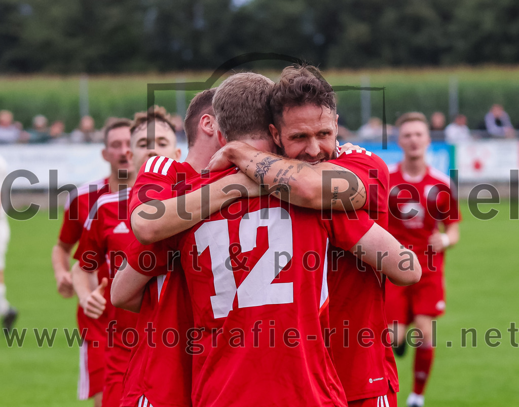 2023-08-04_004_SV_Walpertskirchen_gegen_FC_Finsing | Walpertskirchen, Deutschland, 04.08.2023:
Fußball, Kreisliga 2023 / 2024, 2. Spieltag, SV Walpertskirchen gegen FC Finsing, Endergebnis: 3:3

Jubel nach dem 1:2 durch Fabian Kövener (FC Finsing, #12)

Foto: Christian Riedel / fotografie-riedel.net