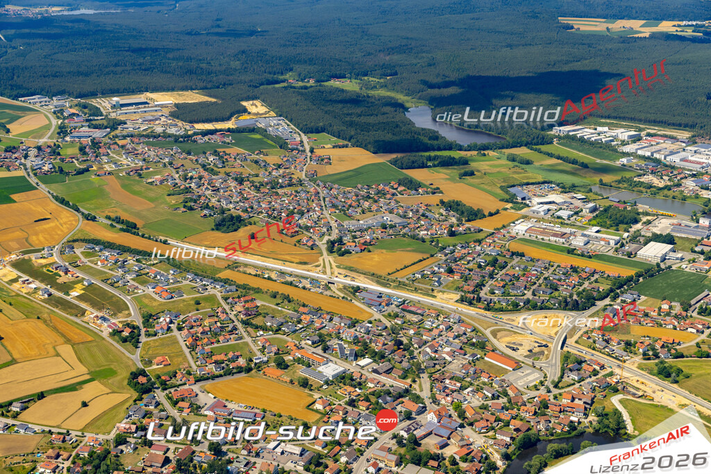 Die Luftaufnahme Mitterdorf - Roding wurde 2022 vom Flugzeug aus (keine Drohne) erstellt. Hohe Auflösung -für große Poster und Wandbilder geeignet - Garantiert!