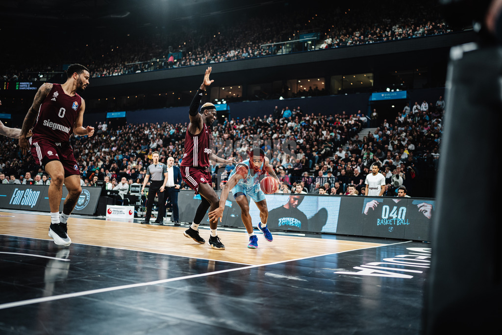 Basketball | Männer | Saison 2023/2024 | easyCredit Basketball Bundesliga | Veolia Towers Hamburg vs. FC Bayern München | 26.03.2024 | William Christmas (#11, Veolia Towers Hamburg) sucht einen Weg vorbei an Isaac Bonga (#9, FC Bayern Basketball)