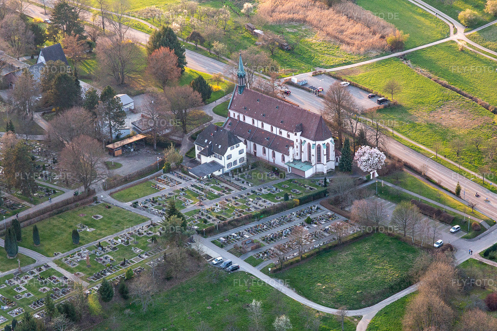Luftbild: Friedhofes der Weingartenkirche im Ortsteil Zell in Offenburg im Bundesland Baden-Württemberg in Deutschland. Foto: IMG_120419.jpg vom 17.03.2020 durch Werner Riehm/FLY-FOTO.de