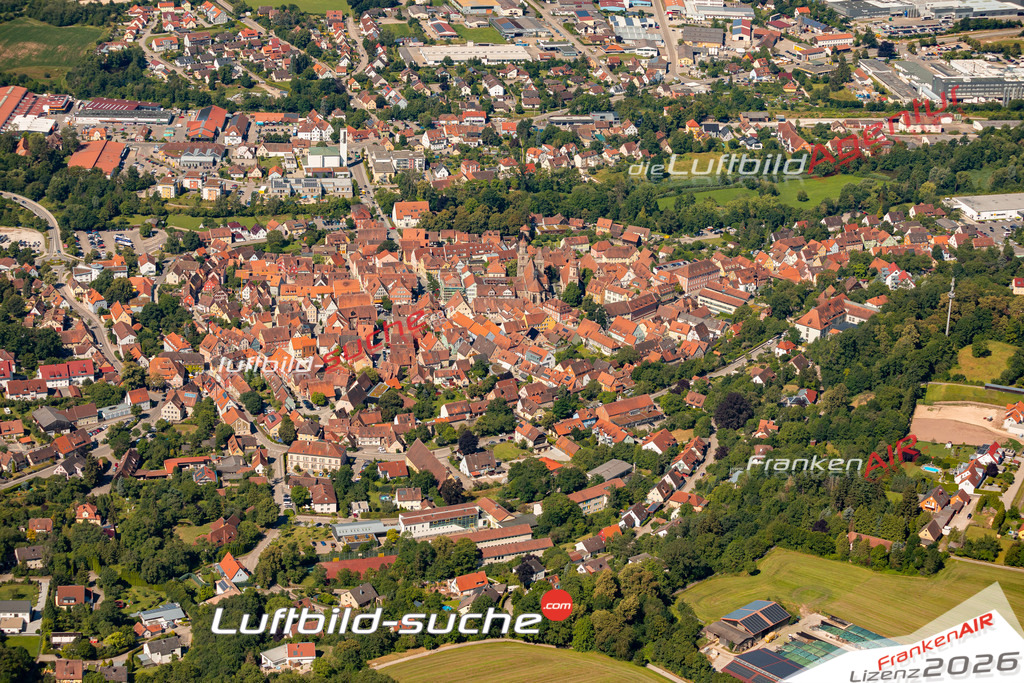 Das Luftbild zeigt :  Feuchtwangen - Die Luftaufnahme wurde 2024 vom UL-Flugzeug aus erstellt ( keine Drohne ) - Hochauflösende Luftaufnahme - Für grossformatige Ausdrucke geeignet. Die Geschenkidee !Mit Lizenz und Bildrechte bestellbar