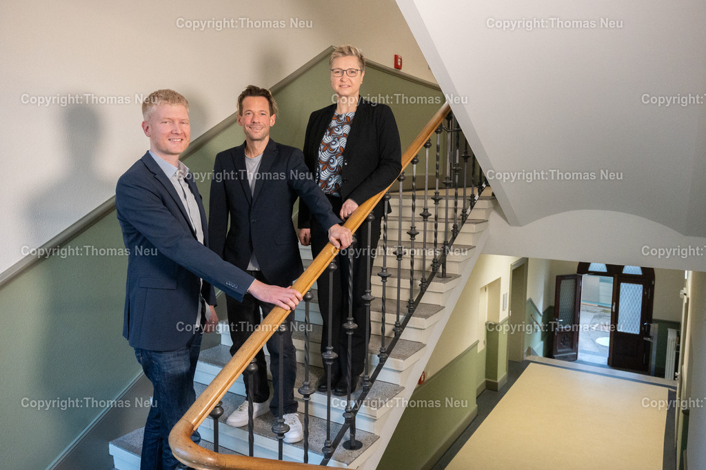 LFS_Bensheim-Fotografie_Thomas-Neu-38 | bbe, Liebfrauenschule, Bilder zum gespräch mit tr,  neugestaltete Bereiche und sanierte Säale und Räume, auch das Treppenhaus erstrahlzt in neuen Farben,  links Mirko Schnegelberger,, Sebastian Messer, Silvia Lenz, Bild: Thomas Neu