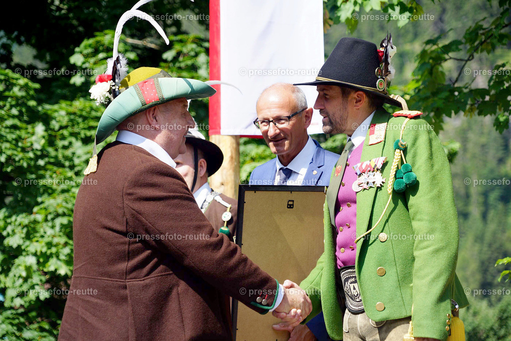 b-news-2023-Juli23-Regimentsschuetzenfest2-Steeg-EHRUNGEN-DSC07164 | Info aus dem Bezirk Reutte/Ausserfern Tirol sowie eine umfangreiche Bilddatenbank über die gesamte Region: Lechtal, Talkessel Reutte, Tannheimertal, Zwischentoren. Lech, Plansee, Zugspitze, Grenztunnel, B179, Fernpassstraße, Verkehr, Lawinen, Tradition, - Realisiert mit Pictrs.com