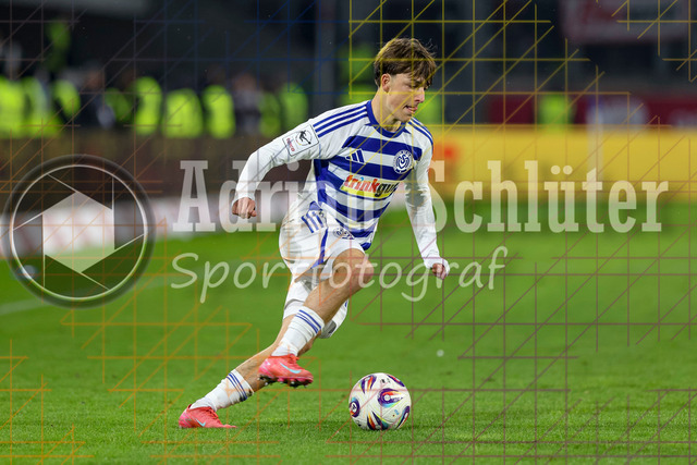 MSV Duisburg vs Rot-Weiss Essen - 3. Liga | Duisburg, Deutschland, 26.10.25:   Jan-Simon Symalla (MSV Duisburg) in Aktion am Ball, Einzelaktion waehrend des Spiels der 3. Liga MSV Duisburg vs Rot-Weiss Essen in der schauinsland-reisen-arena(Foto von Brauer-Fotoagentur / Adrian Schlueter)