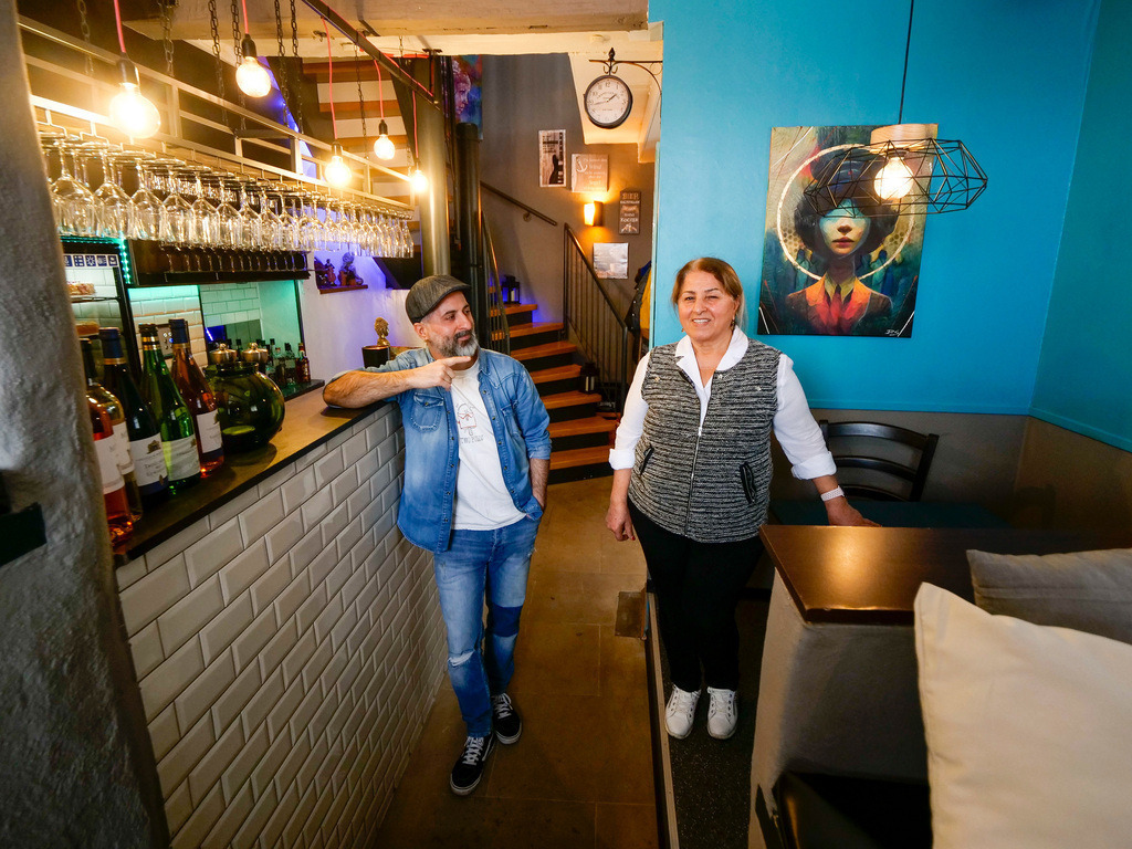 Dikme | Bietigheim Bissingen - Güney Dikme (im Bild links) ist der neue Pächter des ehemaligen Restaurants Bullburger in Bietigheim-Bissingen. Er öffnet in Kürze dort das „Galerie, Cafe &amp; Restaurant CeMa“. Auch im Bild: die Mutter Gülüzar Dikme (rechts) - Realisiert mit Pictrs.com