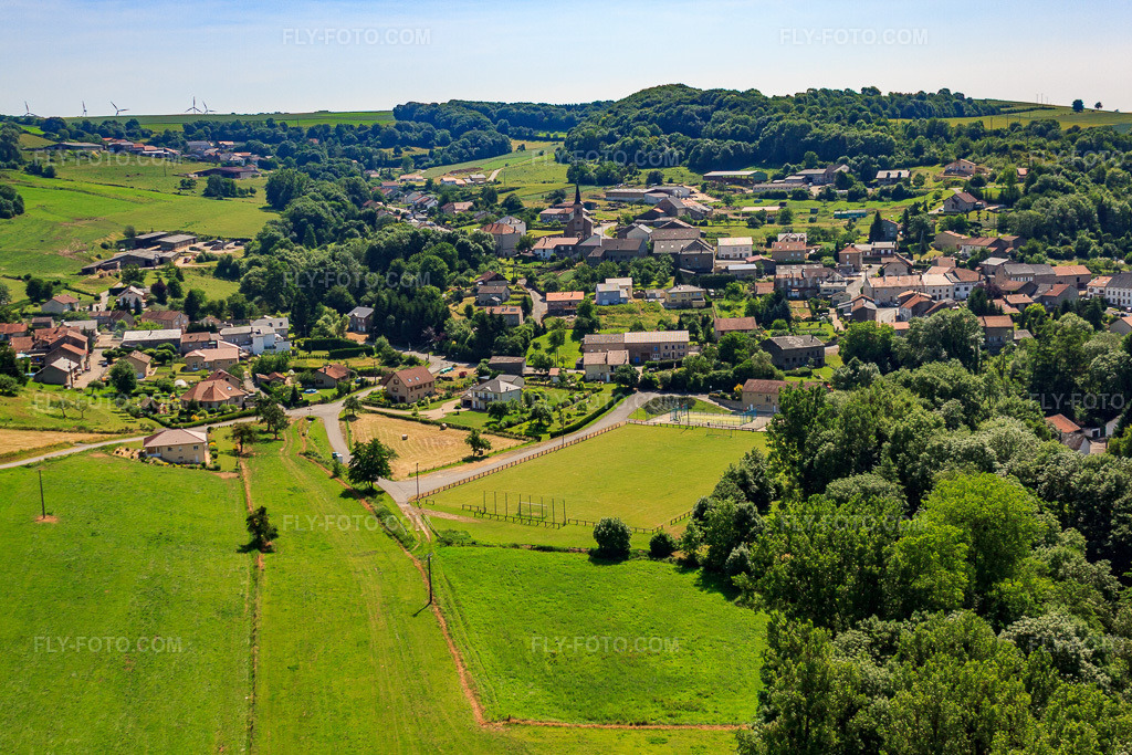Aerial view: View of the town from the west in Manderen in the state Moselle, France.Photo: IMG_29631.jpg taken on 06/27/2010 by Werner Riehm/FLY-FOTO.comResolution of the original: 4752 x 3168 px