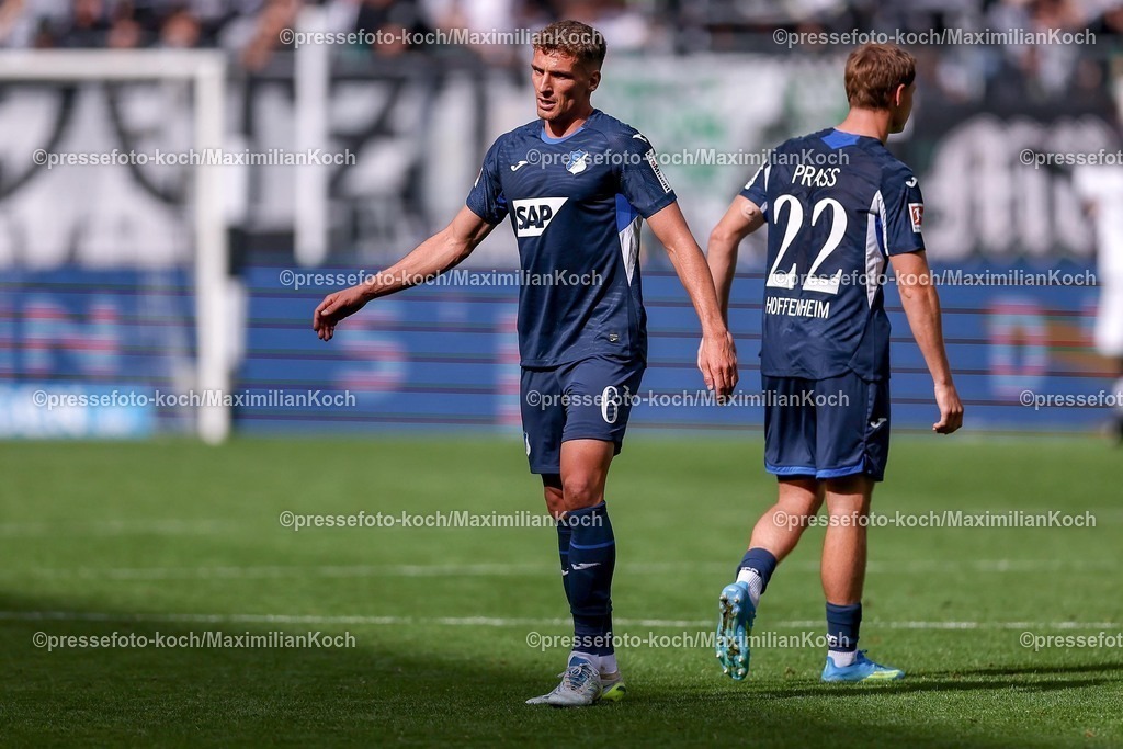 BMG16052601091 | 16.05.2026, Fußball, Borussia Mönchengladbach - TSG 1899 Hoffenheim, 1. Fußball Bundesliga, 34.Spieltag, Borussia-Park, Saison 2025 2026: Enttäuschung Enttäuschte Gesichter nach der 0:4 Niederlage bei Hoffenheim. Grischa Prömel&nbsp;(TSG Hoffenheim #06) neben Alexander Prass&nbsp;(TSG Hoffenheim #22)  DFB regulations prohibit any use of photographs as image sequences and or quasi-video.