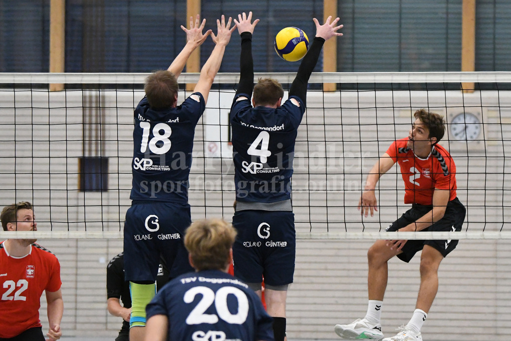 TSV 1861 Deggendorf : MTV München II | der Block steht: René Räbinger  (TSV Deggendorf Volleyball  #18) und Johannes Schwarz  (TSV Deggendorf Volleyball  #4) - Realisiert mit Pictrs.com