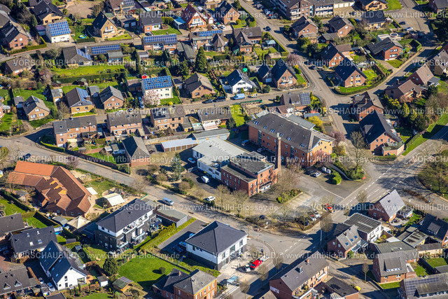 Rees240312414Millingen | Luftbild, Wohngebiet Raiffeisenstraße Ecke Hurler Straße, links der Kindergarten Rappelkiste e.V., Millingen, Rees, Nordrhein-Westfalen, Deutschland