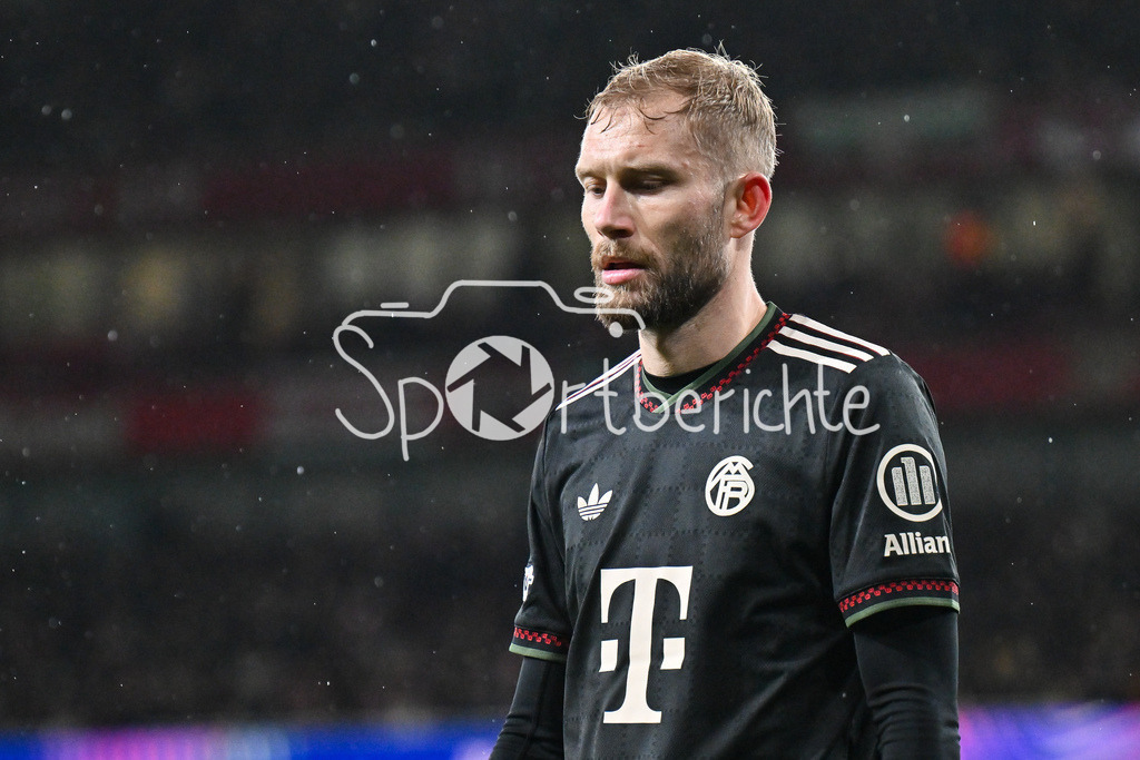 Arsenal FC - FC Bayern München | LONDON, ENGLAND - 26. NOVEMBER: im Bild ein niedergeschlagener Konrad LAIMER (FC Bayern Munich 27) nach seiner Auswechslung / Einzelfoto / Freisteller beim Ligaspiel zwischen Arsenal London und dem FC Bayern München am 5. Spieltag der UEFA Champions League im Emirates Stadium am 26.11.2025
