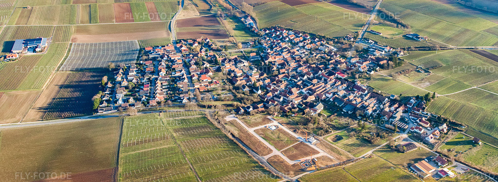Luftbild: Dorfansicht aus Nordwesten in Impflingen im Bundesland Rheinland-Pfalz in Deutschland. Foto: IMG_37191-Bearbeitet.jpg vom 22.01.2011 durch Werner Riehm/FLY-FOTO.deAuflösung des Originals: 8102 x 2979 px