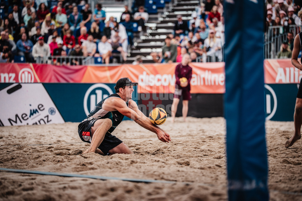 Beachvolleyball | Männer | Deutsche Meisterschaften 2025 Timmendorfer Strand | 05.09.2025 | Tristan Fröbel nimmt den Ball an