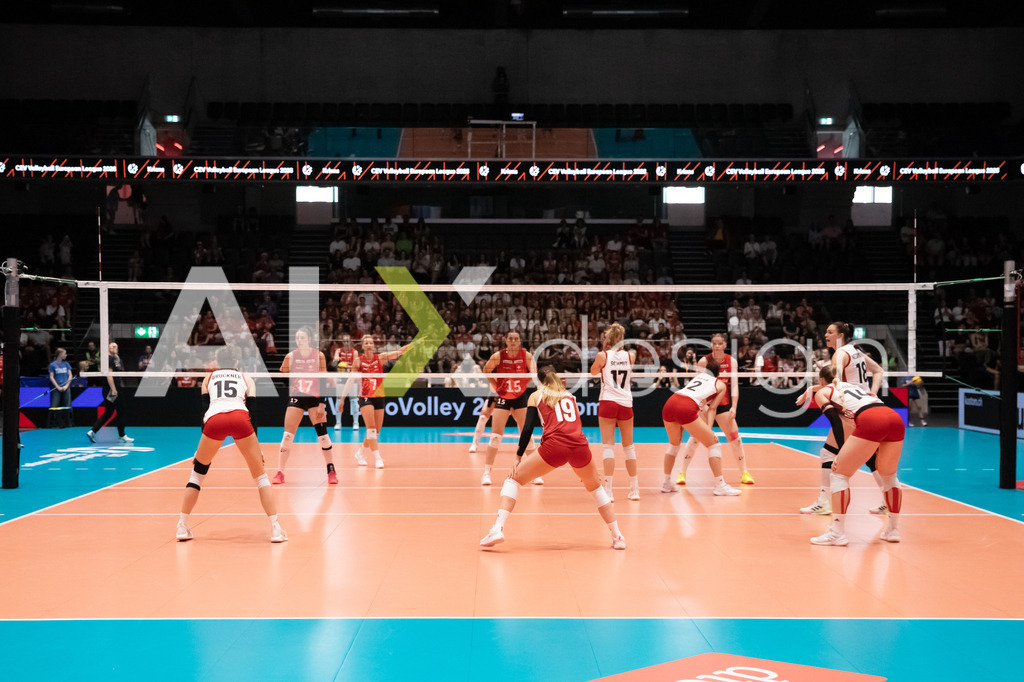 Austria v Switzerland - CEV European League Women | KRIENS, SWITZERLAND - JUNE 14: Both teams preparing for a serve during the CEV European League match between Austria and Switzerland at Pilatus Arena on June 14, 2026 in Kriens, Switzerland. - Realisiert mit Pictrs.com