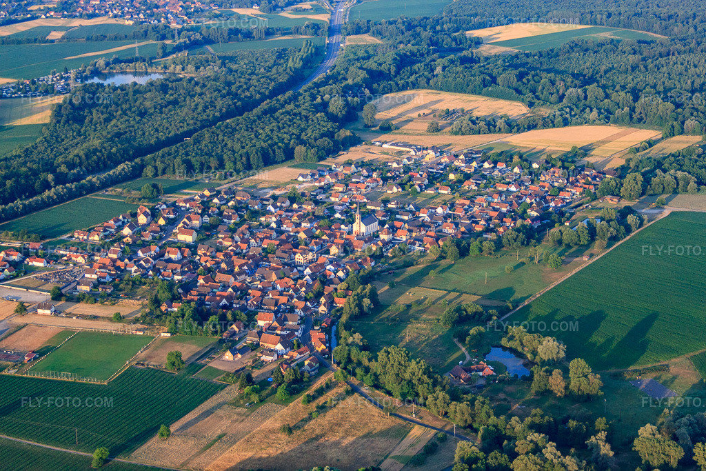 Aerial view: Village view from the north on this side of the A35 in Leutenheim in the state Bas-Rhin, France.Photo: IMG_68001.jpg taken on 06/19/2014 by Werner Riehm/FLY-FOTO.comResolution of the original: 4752 x 3168 px
