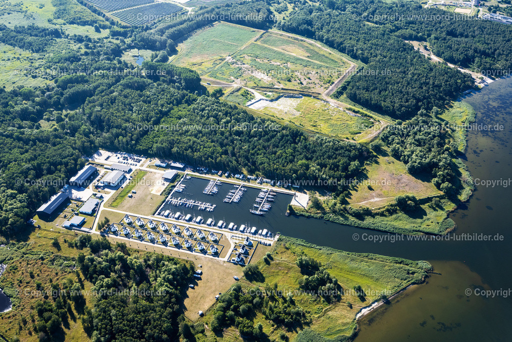 Peenemünde_Jachthafen_ELS_7411100822 | PEENEMüNDE 10.08.2022 Spiegelndes Wasser im Yachthafen mit Sportboot- Anlegestellen und Bootsliegeplätzen am Uferbereich Peenemünde an der Straße Zum Nordhafen in Peenemünde auf der Insel Usedom im Bundesland Mecklenburg-Vorpommern, Deutschland. Weiterführende Informationen bei: Yachthafen Peenemünde GmbH. // Reflecting water in the marina with sports boat moorings and boat berths on the Peenemuende shore area in Peenemuende on the island of Usedom in the state Mecklenburg - Western Pomerania, Germany.a. Further information at: Yachthafen Peenemuende GmbH. Foto: Martin Elsen