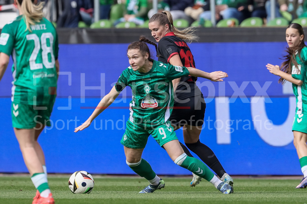 Fussball, Google Pixel Frauen-Bundesliga, SV Werder Bremen - Bayer 04 Leverkusen | v.li.: Sophie Weidauer (SV Werder Bremen, 9) und Lea Karolina Vilhjalmsdottir (Bayer 04 Leverkusen, 18) im Zweikampf, Duell, Dynamik, Aktion, Action, Spielszene, DIE DFB-RICHTLINIEN UNTERSAGEN JEGLICHE NUTZUNG VON FOTOS ALS SEQUENZBILDER UND/ODER VIDEOÄHNLICHE FOTOSTRECKEN. DFB REGULATIONS PROHIBIT ANY USE OF PHOTOGRAPHS AS IMAGE SEQUENCES AND/OR QUASI-VIDEO.