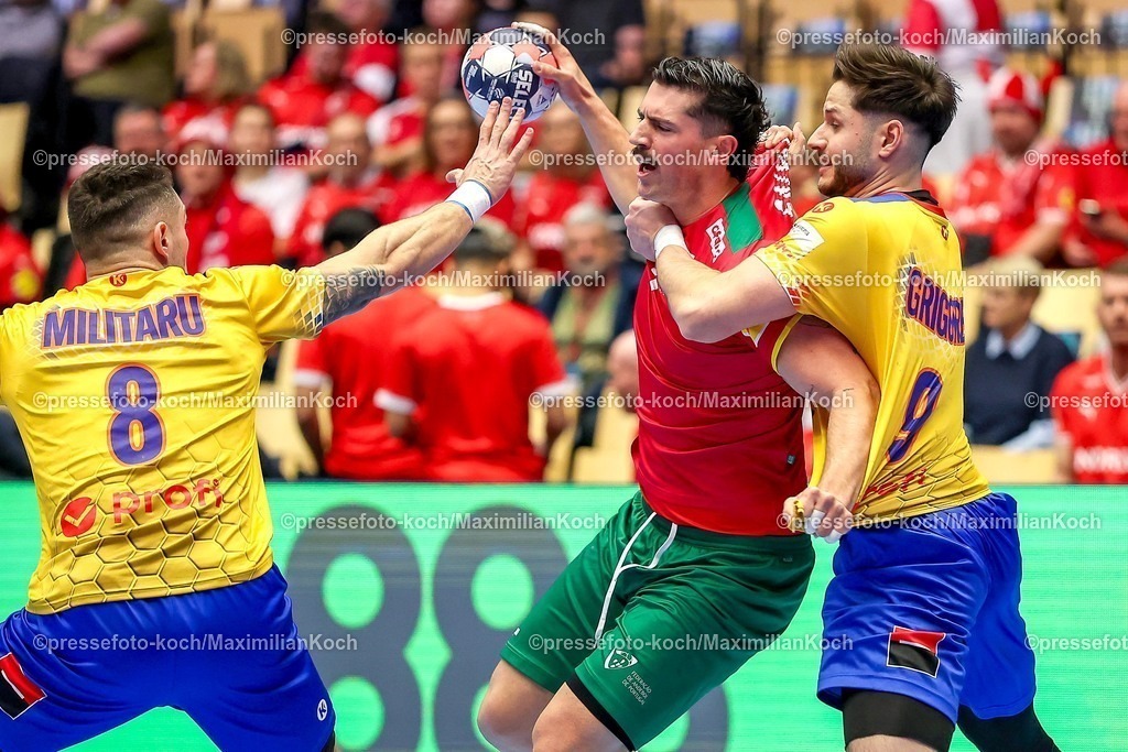 EHF16012601005 | 16.01.2026, Handball, Men's EHF EURO 2026, Portugal - Rumänien, Jyske Bank Boxen in Herning, Dänemark, Preliminary Round:  Antonio Antunes Baeta Rodrigues Areia (Portugal #25) im Zweikampf gegen   Robert Mihai Militaru (Romania #08)  Sorin Paul Grigore (Romania #09) 