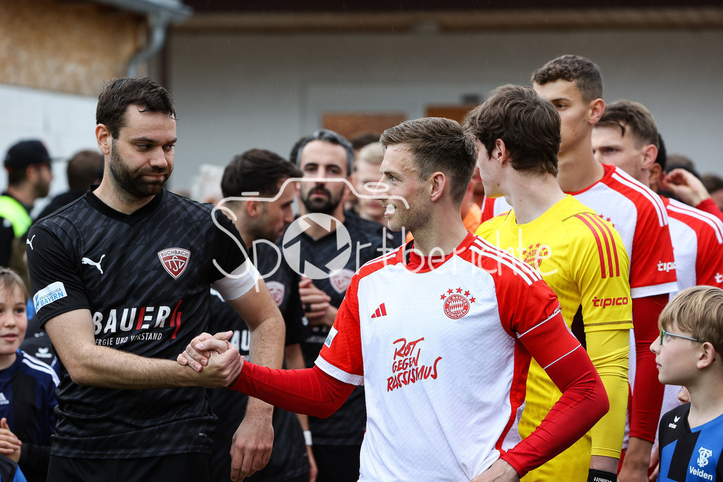 TSV Buchbach - FC Bayern Amateure | Philipp WALTER (TSV #6) und Timo KERN (FCB #10) begruessen sich vor der Patie