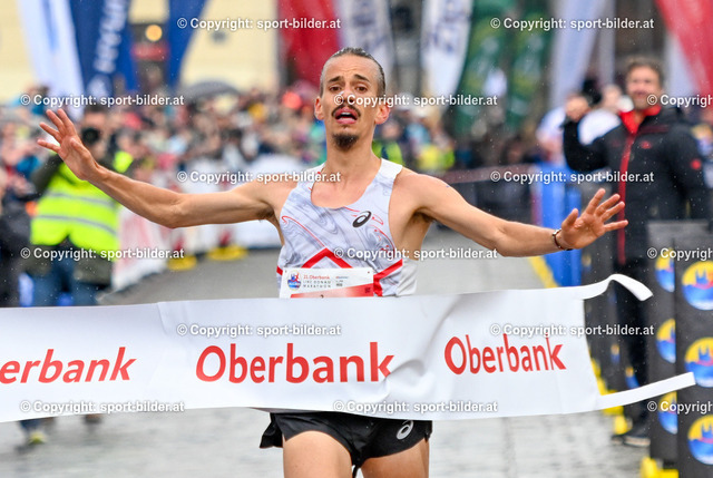 AUT, Leichthatletik, Oberbank Linz Donau Marathon 2023 | 16.04.2023, Linz , AUT, Leichtathletik, Oberbank Linz Donau Marathon 2023, im Bild Simon Boch (GER), Sieger Marathon Allgemeine Klasse


// Oberbank Linz Danube Marathon 2023 in Linz, Austria on 2023/04/16