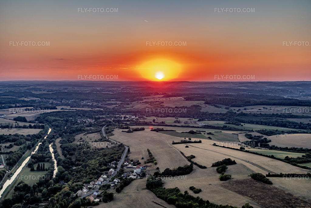 Aerial view: Sunset over the Saar River and Saar Canal in Zetting in the state Moselle, France. – Photo: IMG_158631.jpg taken on 08/14/2026 by Werner Riehm/FLY-FOTO.com – Resolution of the original: 5961 x 3974 px