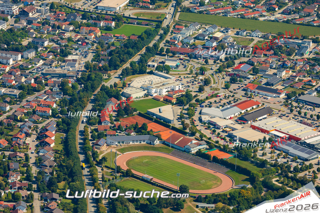 Luftaufnahme der Stadt Pocking - Die Luftaufnahme wurde 2025 vom UL-Flugzeug heraus erstellt ( keine Drohne ) - Hochauflösende Luftaufnahme - für professionelle Ausdrucke geeignet. Die Geschenkidee !Mit Lizenz und Bildrechte bestellbar