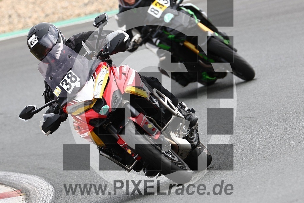0038-20240910_06821 | Schöne Erinnerungen an spannende Momente - das festzuhalten ist unser Job. PIXELrace.de ist seit 2003 auf den Rennstrecken Europas unterwegs um die Action draußen beim Fahren und die wunderbare Stimmung imm Fahrerlager für euch einzufangen.