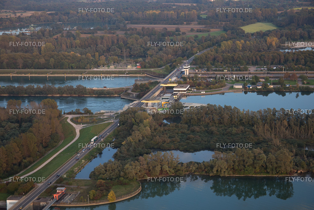 Schleusenanlagen des Wasser und Schifffahrtsamt Freiburgund der EnBW Energie Baden-Württemberg AG, Rheinkraftwerk Iffezheim am Ufer der Wasserstraße Rhein | Luftbild: Schleusenanlagen des Wasser und Schifffahrtsamt Freiburgund der EnBW Energie Baden-Württemberg AG, Rheinkraftwerk Iffezheim am Ufer der Wasserstraße Rhein in Iffezheim im Bundesland Baden-Württemberg in Deutschland. Foto: IMG_074407.jpg vom 04.10.2014 durch Werner Riehm/FLY-FOTO.de - Realisiert mit Pictrs.com