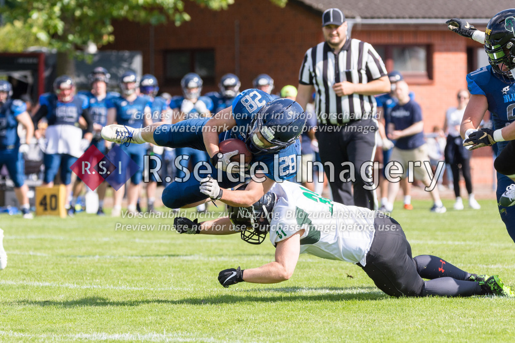 American Football, Saison 2022, Regionalliga Nord, Hamburg Blue Devils - Oldenburg Knights, Dr.-Hermann-Schnell-Sportplatz (Hamburg), 06.08.2022, 07. Gameweek | Philip Drews (#31, Oldenburg, DB) tackelt Marius Fiedler (#28, Blue Devils, RB)