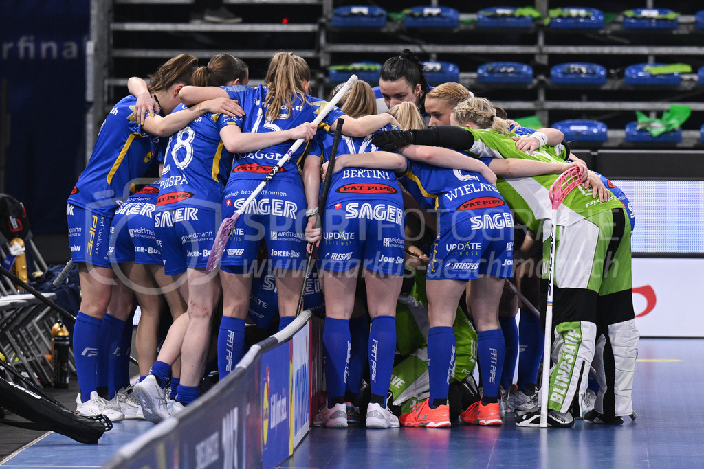 Kloten-Dietlikon Jets vs Skorpion Emmental Zollbrück - 15. April 2023 | Kloten-Dietlikon Jets vs Skorpion Emmental Zollbrück
Stimo Arena, Kloten
Die Spielerinnen von Kloten-Dietlikon Jets bei der Goaliebeschwörung.
Bild: Sportfotografie Markus Aeschimann | www.markus-aeschimann.ch - Realisiert mit Pictrs.com