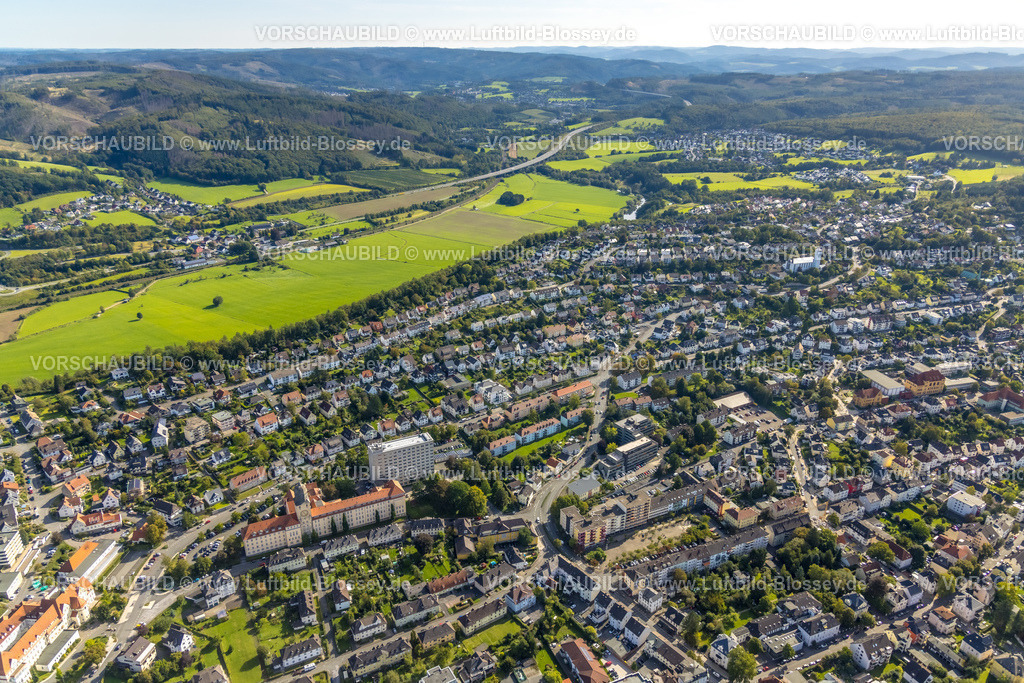 Arnsberg230905005 | Luftbild, Ortsansicht und Bezirksregierung Hochhaus, Landschaftsschutzgebiet Lüsenberg Ruhraue und Autobahn A46, kath. Kirche St. Pius, Arnsberg, Sauerland, Nordrhein-Westfalen, Deutschland