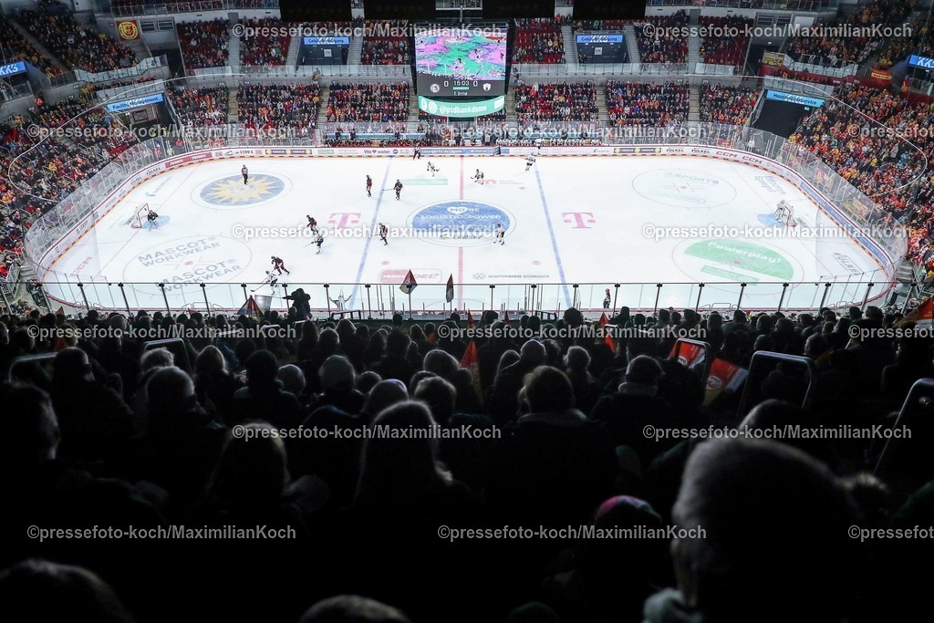 DEG12012501061 | 12.01.2025, Eishockey, Penny DEL, Düsseldorfer EG - Eisbären Berlin, PSD-BANK Dome: Feature Fans der DEG in der vollen Eishalle. Übersicht Übersichtsfoto Übersichtsbild der Spielstätte Innenansicht Zuschauer Fans Eishockeyspielfeld 