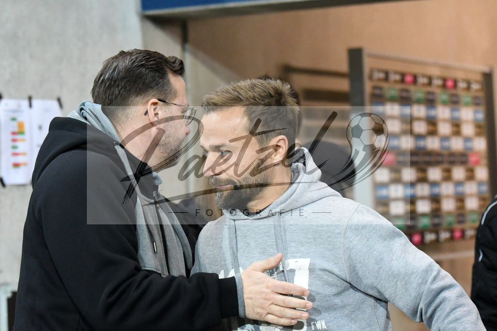 20200214_SCPFWK_0037 | Fussball, Herren: Trainer Sascha Hildmann (SC Preussen Muenster) und Trainer Michael Schiele (FC Wuerzburger Kickers) schauen waehrend des Spiels der 3. Liga zwischen SC Preussen Muenster und FC Wuerzburger Kickers im Preussenstadion am 14.02.2020 in Muenster, Deutschland.DFB / DFL REGULATIONS PROHIBIT ANY USE OF PHOTOGRAPHS AS IMAGE SEQUENCES AND/OR QUASI-VIDEO. - Realisiert mit Pictrs.com