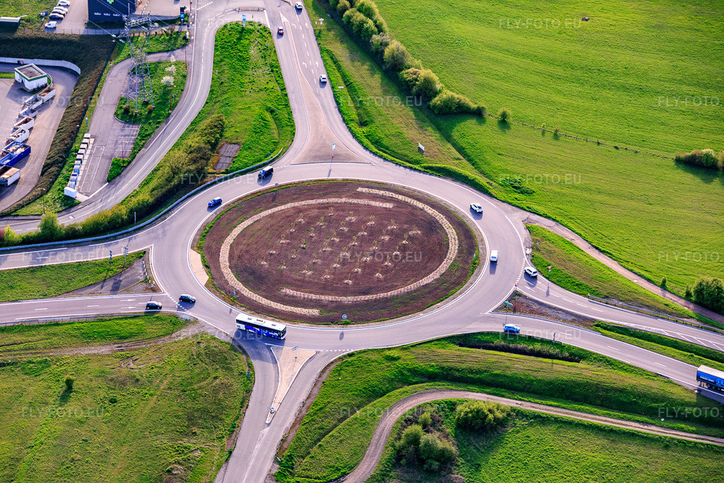 Vue aérienne: Rond-point à l'intersection de la N61 et de la rue de Sarreguemines à Woustviller dans le département Moselle, France – .Photo: IMG_154638.jpg prise le 17/04/2026 par Werner Riehm/FLY-FOTO.eu – Résolution de l'original: 6000 x 4000 px
