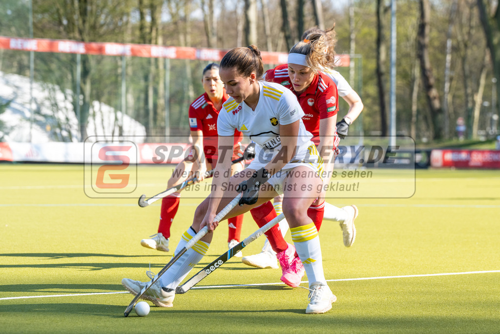 SFE_20260322_0069 | Köln, Deutschland, 22.03.26: Feldhockey 1. Bundesliga Damen zwischen Rot-Weiss Köln - Harvestehuder HTC im REWE Sportpark am 22.03.2026 in Köln, Deutschland. (Foto von Stephan Fehrmann)Köln, Germany, 22.03.26: Feldhockey 1. Bundesliga Damen between Rot-Weiss Köln - Harvestehuder HTC in REWE Sportpark at 22.03.2026 in Köln, Deutschland. (Foto from Stephan Fehrmann)