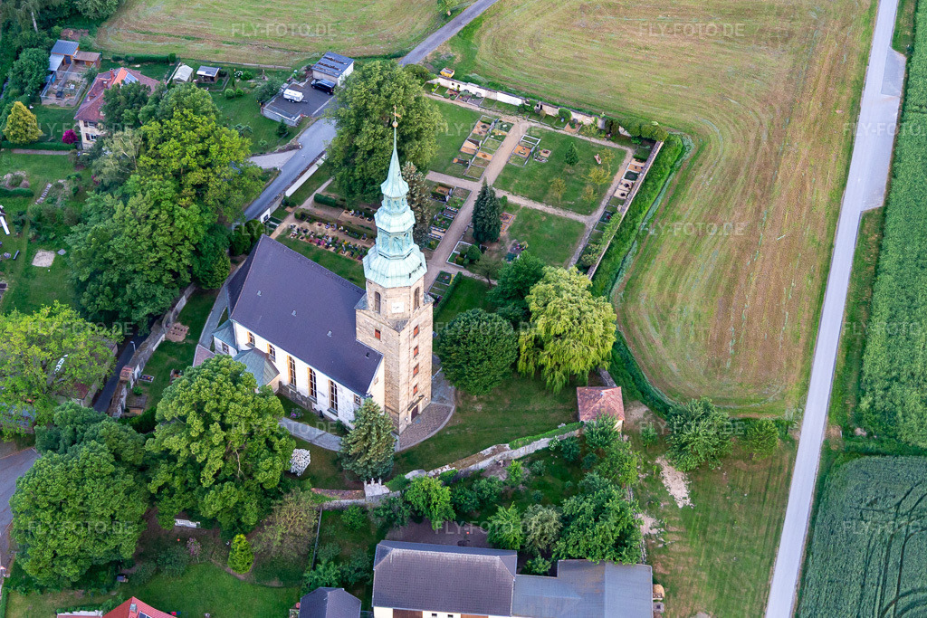 Luftbild: Kirche Wittgendorf im Ortsteil Wittgendorf in Zittau im Bundesland Sachsen in Deutschland. – Foto: IMG_141631.jpg vom 23.05.2024 durch Werner Riehm/FLY-FOTO.de – Auflösung des Originals: 4544 x 3029 px – Ev.-Luth. Kirchgemeinde Siebenkirchen Dittelsdorf - in der Oberlausitz im Kirchenbezirk Löbau-Zittau