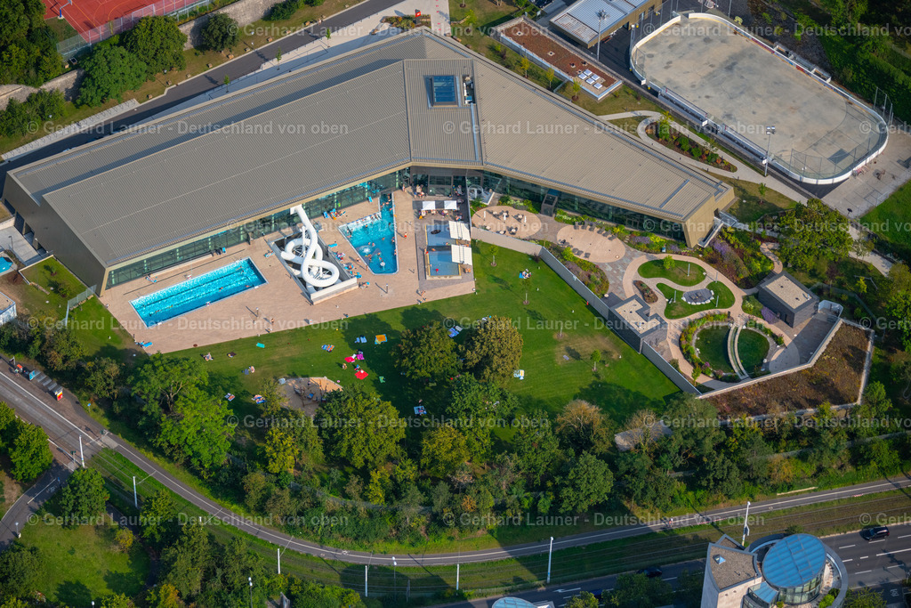 4047659 | WüRZBURG 21.08.2021 Therme und Schwimmbecken am Freibad Nigglweg der Freizeiteinrichtung Nautilandbad im Ortsteil Zellerau in Würzburg im Bundesland Bayern, Deutschland. Weiterführende Informationen bei: Fritz Planung GmbH,  Grosser-Seeger &amp; Partner,  Würzburger Versorgungs- und Verkehrs-GmbH,  bauatelier_f fritz planung gmbh. // Spa and swimming pool at the swimming pool of Recreation Nautilandbad in the district Zellerau in Wuerzburg in the state Bavaria, Germany. Further information at: Fritz Planung GmbH,  Grosser-Seeger &amp; Partner,  Wuerzburger Versorgungs- und Verkehrs-GmbH,  bauatelier_f fritz planung gmbh. Foto: Gerhard Launer