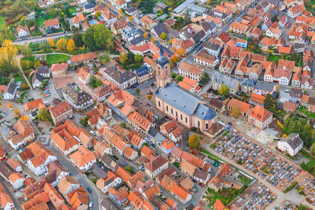 Vue aérienne: Église Saint-Michel de Reichshoffen et Cimetière à Reichshoffen dans le département Bas Rhin, France – .Photo: IMG_084855.jpg prise le 24/10/2015 par Werner Riehm/FLY-FOTO.eu – Résolution de l'original: 5472 x 3648 px