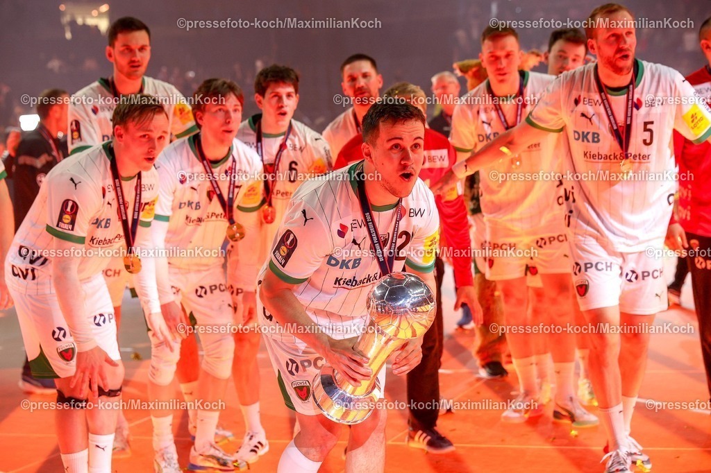 xSSCx19042602057 | 19.04.2026, xsscx, Handball, DHB-Pokal Lidl Final4, Finale, Füchse Berlin - Bergischer HC, Saison 2025 / 2026 Herren, Lanxess Arena, Köln: Die Mannschaft der Füchse Berlin feiert den Sieg im DHB-Pokal, Nejc Cehte (Füchse Berlin #22) Photo: xSandraxScherningxPressefotoKochx