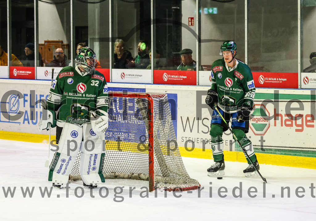 2023-11-12_064_TSV_Erding_gegen_EHC_Koenigsbrunn | Erding, Deutschland, 12.11.2023:
Eishockey, Bayernliga Vorrunde 2023 / 2024, 9. Spieltag, TSV Erding gegen EHC Königsbrunn, Endergebnis: 3:2

Torwart Dimitri Pätzold (Erding Gladiators, #32), Elia Ostwald (Erding Gladiators, #17)

Foto: Christian Riedel / fotografie-riedel.net
