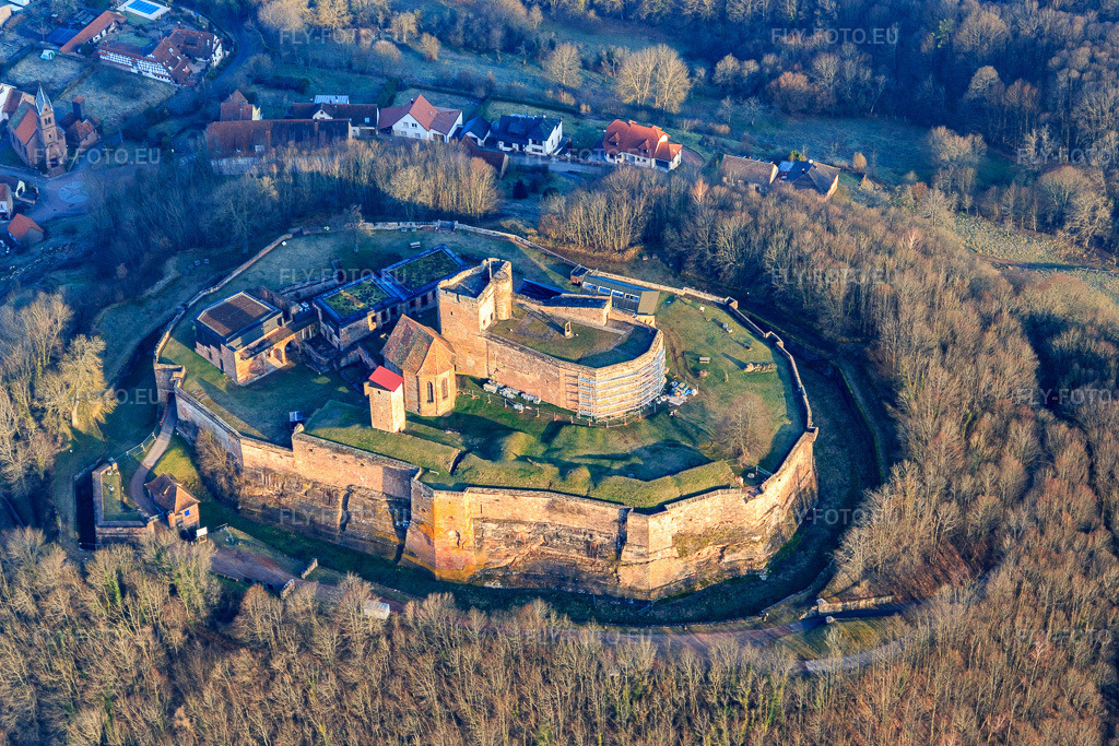 Vue aérienne: Ruines du château de Lichtenberg dans les Vosges du Nord à Lichtenberg dans le département Bas Rhin, France – .Photo: IMG_105287.jpg prise le 25/03/2018 par Werner Riehm/FLY-FOTO.eu – Résolution de l'original: 5159 x 3439 px
